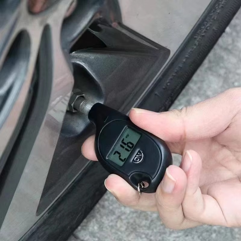 タイヤゲージデジタル LCD ディスプレイ付き車のタイヤ空気 - Tyre Pressure Gauge のレビューと価格