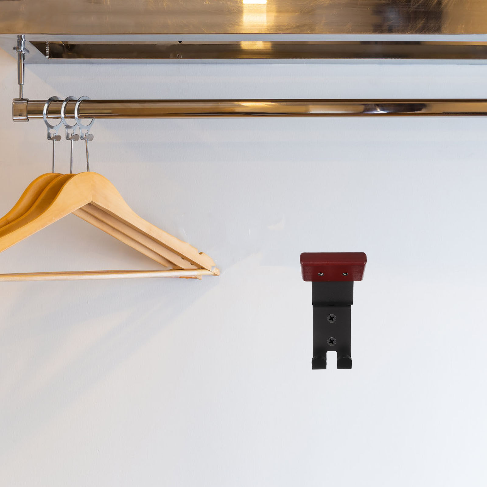 バイクやスキー用品、ヘルメット、ジャケット、帽子などを整理・ - Motorcycle Gear Display Rack のレビューと価格